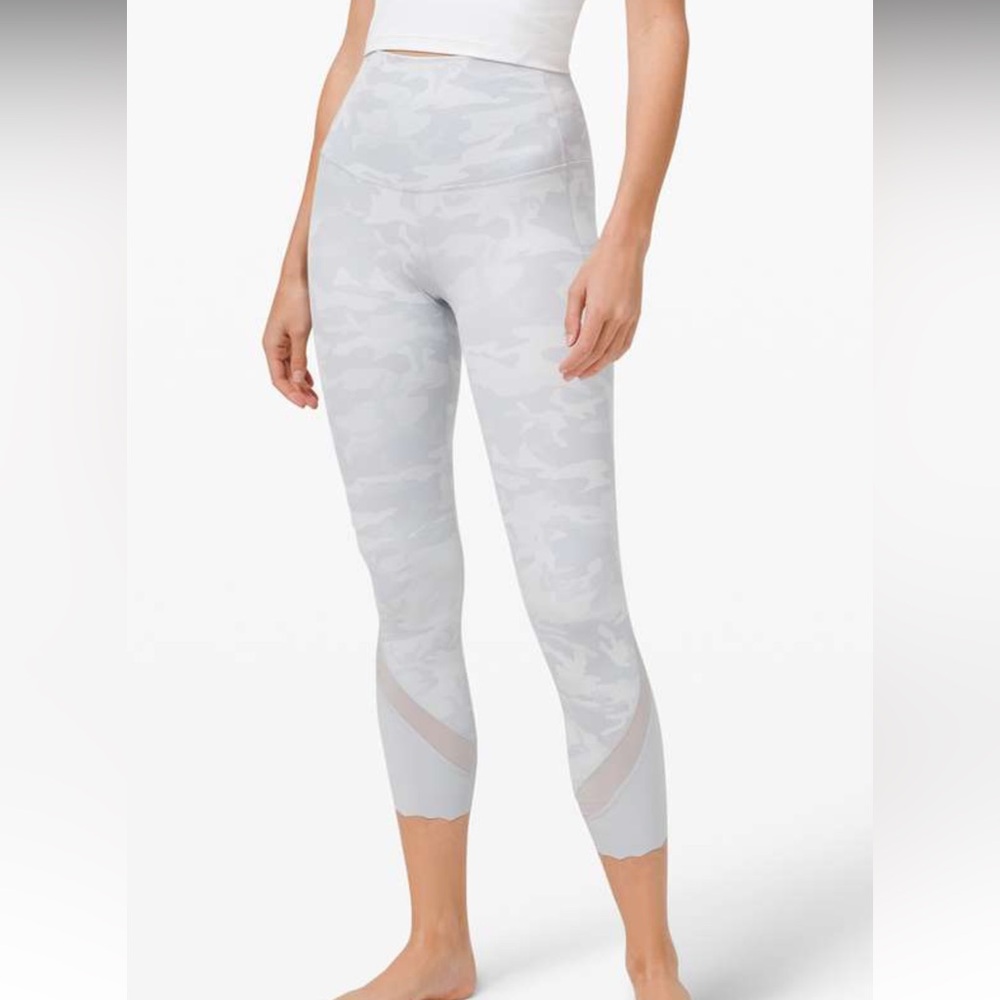 Wunder Under Scalloped Hem High-Rise Crop 23" Luxtreme
Color: Camo White Size 10
